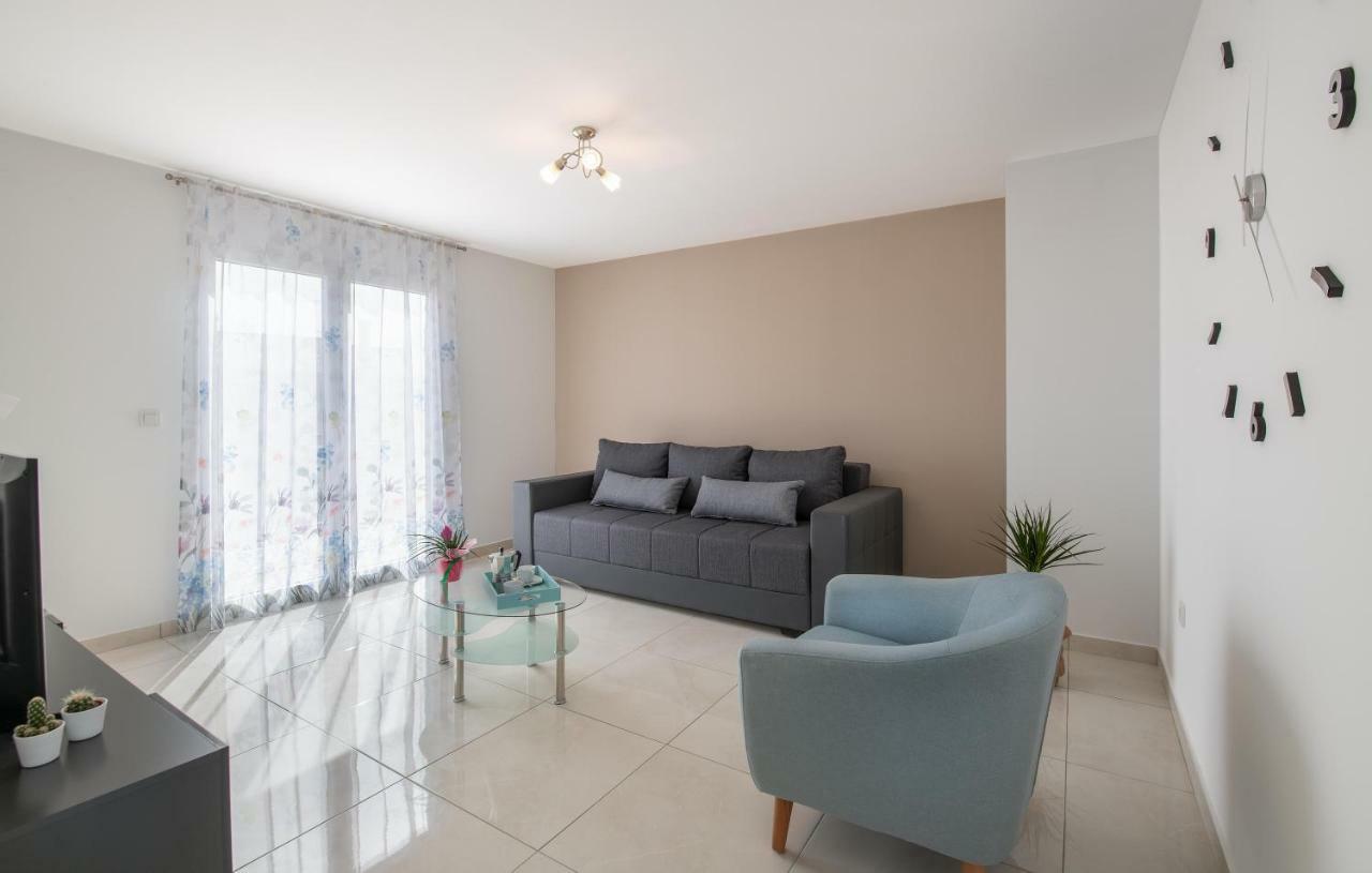 Family Apartment Ingrid 풀라 외부 사진