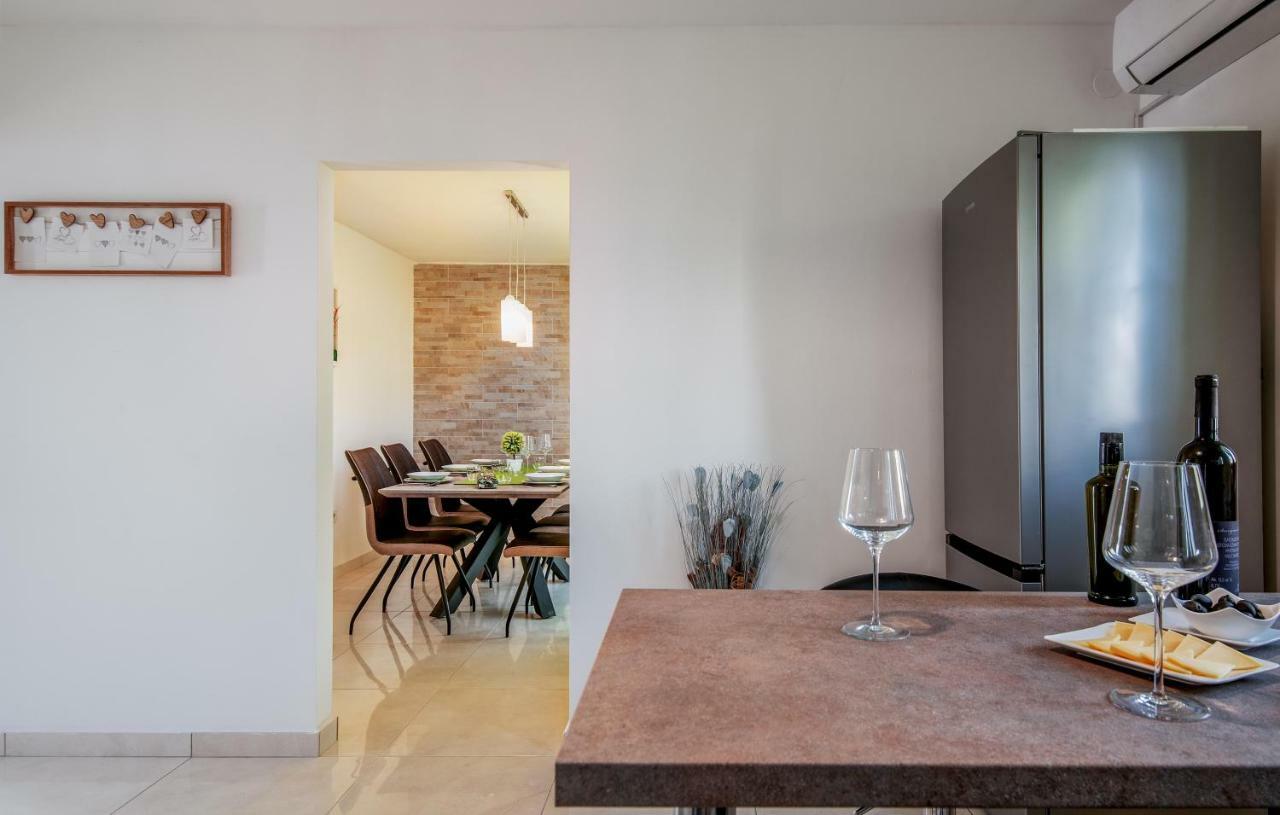 Family Apartment Ingrid 풀라 외부 사진